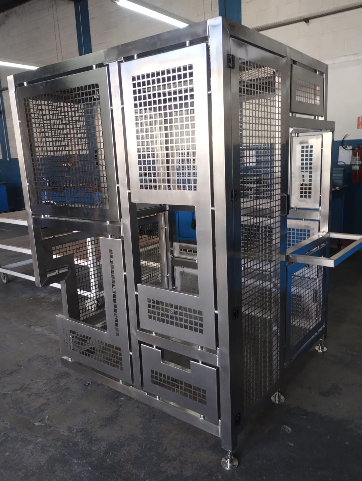 Estrutura metálica com portas e painéis vazados em uma oficina
