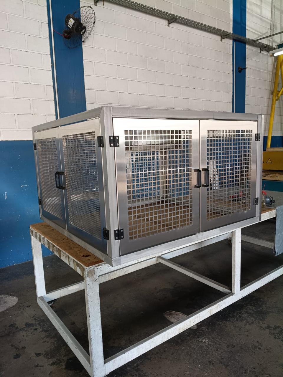Estrutura metálica com portas e painéis vazados na oficina da SCTEC