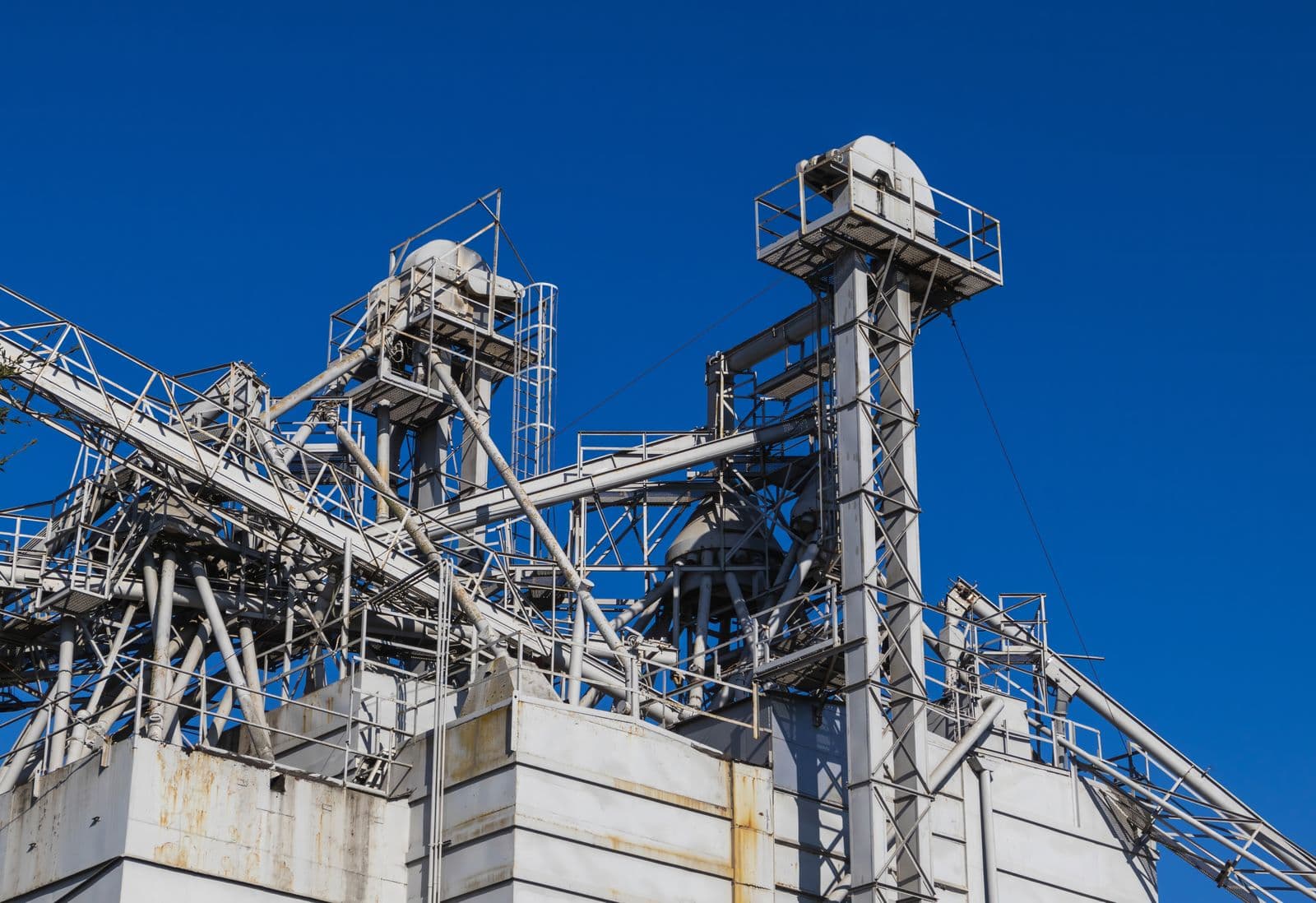 Equipamentos e estruturas em ambiente industrial